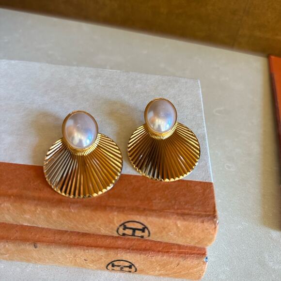 Gold Shell Earrings with Pearl Accent- vintage luxury bohemian style - Picture 2 of 6
